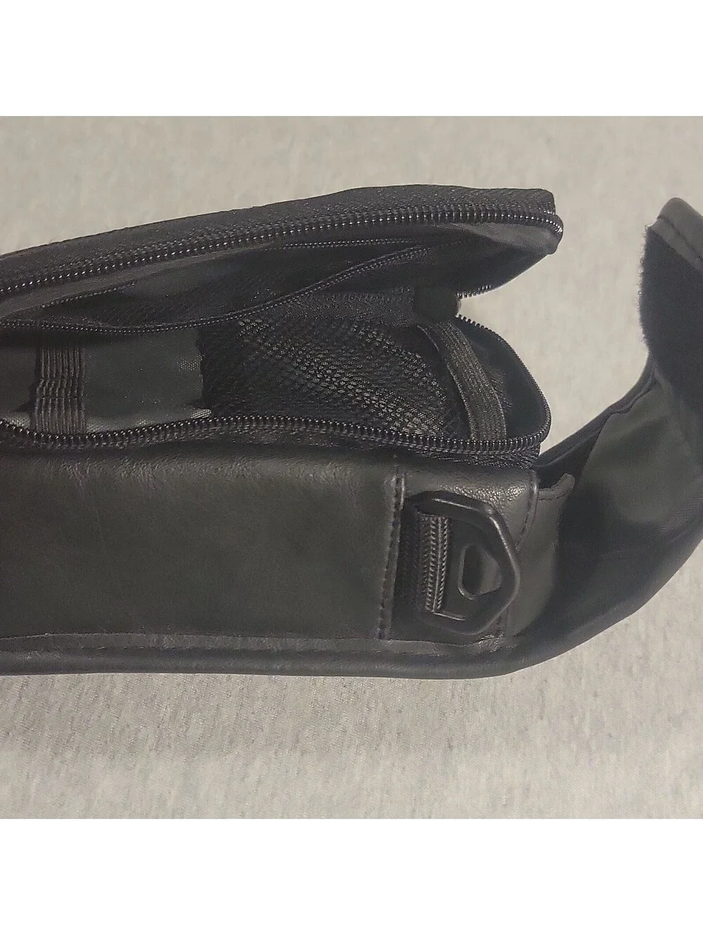 Case Logic Black Compact Camera Case/Pouch Zipper Closure, Belt Loop, Strap